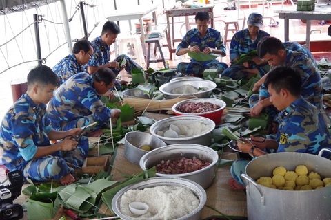 Lính tàu săn ngầm đón Tết- Ảnh 1. Cán bộ, chiến sĩ Lữ đoàn 171 tự tay gói bánh chưng trên tàu - Ảnh: ANH THƠ