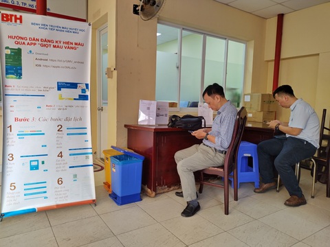 Từ sáng sớm, nhiều người đã đến đợi làm thủ tục hiến máu trước khi về quê ăn Tết - Ảnh: CÔNG DŨNG 