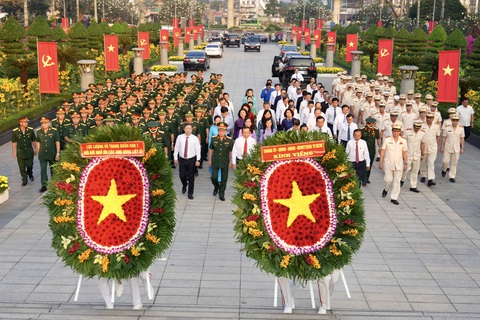 Lãnh đạo TP.HCM dâng hương tưởng niệm anh hùng liệt sĩ- Ảnh 1. Đoàn đại biểu TP.HCM dâng hoa tưởng niệm các anh hùng liệt sĩ tại Nghĩa trang liệt sĩ TP.HCM - Ảnh: HỮU HẠNH