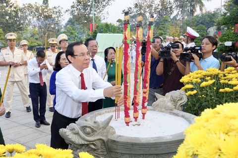 Lãnh đạo TP.HCM dâng hương tưởng niệm anh hùng liệt sĩ- Ảnh 2. Bí thư Thành ủy TP.HCM Nguyễn Văn Nên dâng hương tưởng niệm các anh hùng liệt sĩ - Ảnh: HỮU HẠNH