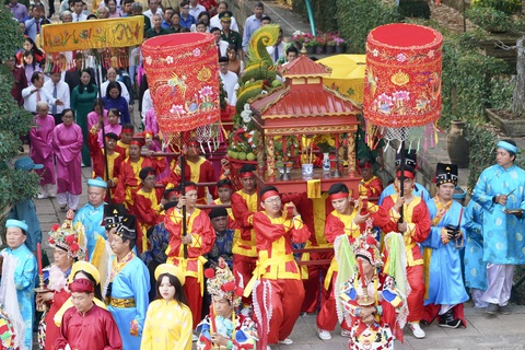 Lãnh đạo TP.HCM dâng hương tưởng niệm anh hùng liệt sĩ- Ảnh 3. Đoàn đại biểu TP dự lễ dâng bánh tét Quốc Tổ Hùng Vương và Đức Lễ Thành hầu Nguyễn Hữu Cảnh - Ảnh: HỮU HẠNH
