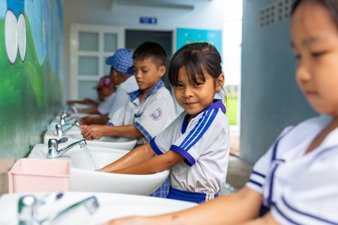 Tiềm năng nhân rộng nhà vệ sinh không phát thải tại Việt Nam- Ảnh 2. Học sinh tại 7 điểm trường thuộc tỉnh Sóc Trăng hào hứng trong năm học mới vì đã có nhà vệ sinh sạch, an toàn hơn với sự hỗ trợ của dự án Innovation for Children. Ảnh: UNICEF Việt Nam