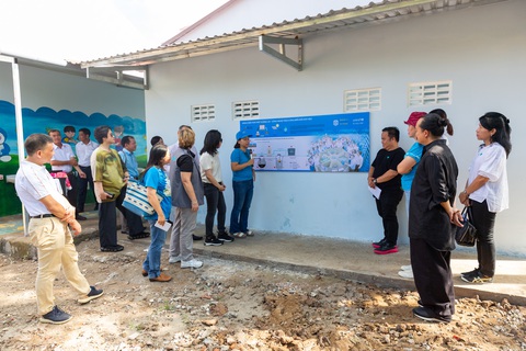 Tiềm năng nhân rộng nhà vệ sinh không phát thải tại Việt Nam- Ảnh 4. Đại diện Masterise Group và UNICEF trong buổi bàn giao nhà vệ sinh không phát thải tại Trường tiểu học Long Phú C. Ảnh: UNICEF Việt Nam
