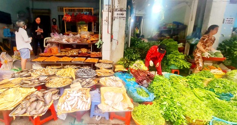 Tìm món hương đồng gió nội cho ngày Tết - Kỳ cuối: Dạo mua món Tết đồng quê ở chợ phố- Ảnh 2. Gian hàng cá khô và rau nhiều món đồng quê ở chợ Bình Trị Đông, Bình Tân - Ảnh: MẠNH DŨNG