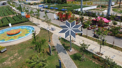 Xuất hiện hoa hướng dương phát điện sạch ở công viên bờ sông Sài Gòn- Ảnh 1. Cây solar hoa hướng dương xuất hiện trên công viên bờ sông Sài Gòn sáng 6-2 - Ảnh: T.L.