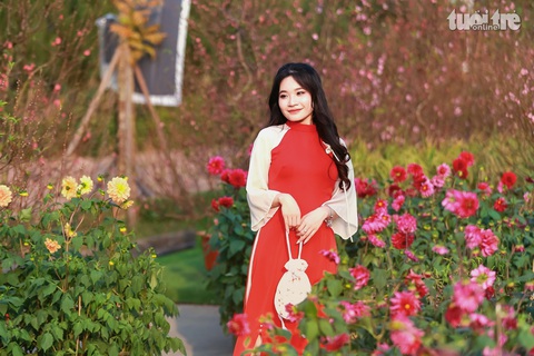Thiếu nữ Hà thành xúng xính trong tà áo dài tại đường hoa Home Hanoi Xuan 2024 - Ảnh: CHÍ LINH Thiếu nữ Hà thành xúng xính trong tà áo dài tại đường hoa Home Hanoi Xuan 2024 - Ảnh: CHÍ LINH