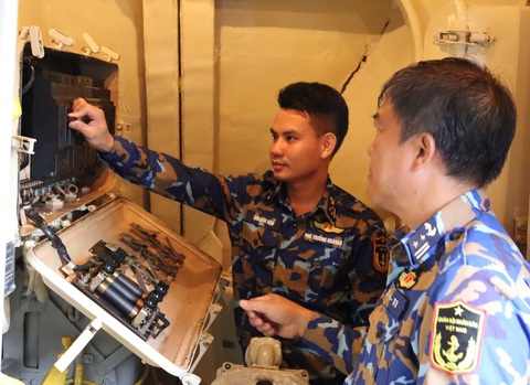 Lính tàu săn ngầm đón Tết- Ảnh 4. Kiểm tra trang bị kỹ thuật trước khi thực hiện nhiệm vụ - Ảnh: ANH THƠ