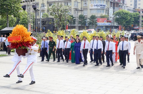 Lãnh đạo TP.HCM dâng hương tưởng niệm anh hùng liệt sĩ- Ảnh 4. Đoàn đại biểu dâng hoa tượng đài Chủ tịch Hồ Chí Minh tại đường đi bộ Nguyễn Huệ - Ảnh: THẢO LÊ