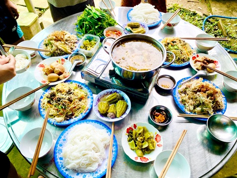 Ngày Tết: chọn món nào để cân bằng dinh dưỡng?- Ảnh 1. Mâm cơm ngày Tết nhiều món hơn ngày thường, số lượng bữa ăn cũng nhiều hơn dễ làm tăng cân - Ảnh: Q.ĐỊNH