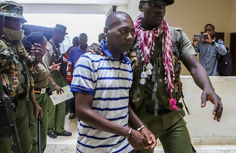 Kenya rúng động vì vụ 400 người bị chôn trong rừng liên quan giáo phái tuyệt thực- Ảnh 1. Paul Mackenzie, thủ lĩnh giáo phái người Kenya, trong lần bị đưa đến Tòa án Luật Malindi ở Malindi, Kenya ngày 17-1 - Ảnh: REUTERS
