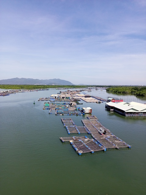 Làng bè Long Sơn nhìn từ trên cầu Chà Và Làng bè Long Sơn nhìn từ trên cầu Chà Và