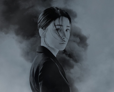Lee Bo Young lạ lẫm trong poster phim Hide - Ảnh: SOOMPI Lee Bo Young lạ lẫm trong poster phim Hide - Ảnh: SOOMPI