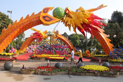 Người dân chuyển từ chê thành khen linh vật rồng Quảng Ngãi- Ảnh 3. Rồng chính kết hợp với hai linh vật rồng 3D trước cổng tạo nên không gian đẹp mắt - Ảnh: TRẦN MAI