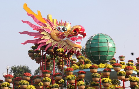 Người dân chuyển từ chê thành khen linh vật rồng Quảng Ngãi- Ảnh 1. Linh vật rồng Quảng Ngãi xuất hiện đã xóa tan mọi lời chê - Ảnh: TRẦN MAI