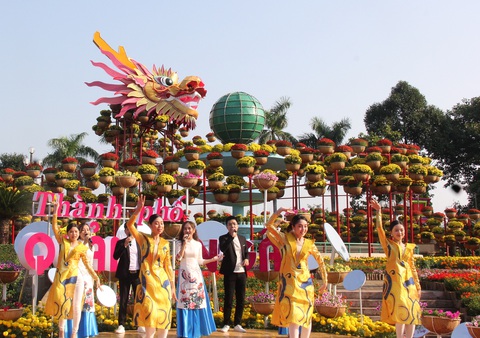 Người dân chuyển từ chê thành khen linh vật rồng Quảng Ngãi- Ảnh 2. Linh vật rồng chính xuất hiện ở công viên Ba Tơ đã giúp trung tâm trở nên hài hòa, rực rỡ - Ảnh: TRẦN MAI