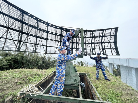 Đón xuân trên 'mắt biển'- Ảnh 2. Các chiến sĩ bảo dưỡng giàn radar trạm 485 - Ảnh: VĨNH HÀ