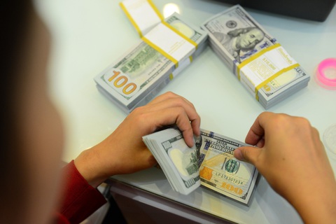 Áp Tết: Giá USD 'chợ đen' biến động mạnh, lãi suất về thấp nhất 20 năm- Ảnh 1. Việc Fed tiếp tục duy trì lãi suất ở mức cao trong những tháng sắp tới sẽ tiếp tục tạo áp lực lên tỉ giá - Ảnh: QUANG ĐỊNH
