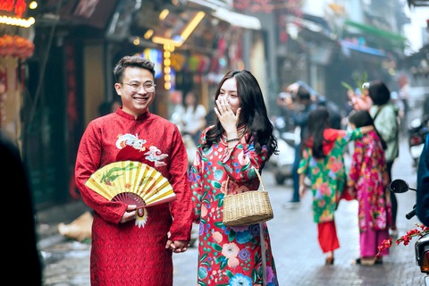 Tết Việt qua ống kính người nước ngoài- Ảnh 12. Người dân ở Hà Nội mặc áo dài du xuân - Ảnh: Lee Hyo Seung