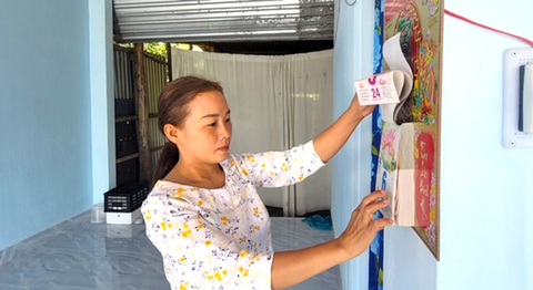 Niềm vui Tết trong những ngôi nhà mà chúng tôi vừa xây xong- Ảnh 1. Bà Nguyễn Thị Thân (thôn Phong Hậu, xã Hòa Hội, huyện Phú Hòa, tỉnh Phú Yên) đếm từng ngày đợi con cháu về sum vầy trong căn nhà mới - Ảnh: NGUYỄN HOÀNG