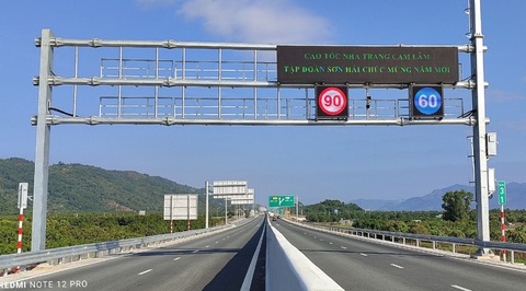Hoàn tất việc nâng tốc độ tối đa 90km/h trên 6 tuyến cao tốc- Ảnh 1. Cao tốc Nha Trang - Cam Lâm được nâng tốc độ tối đa lên 90km/h - Ảnh: Cục Đường bộ Việt Nam