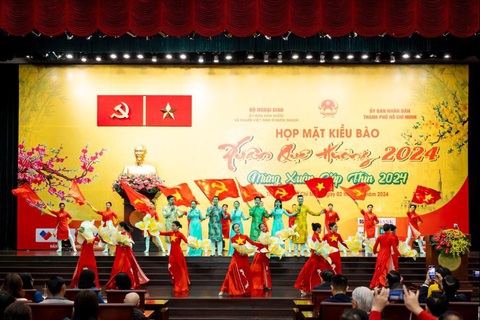 Xuân Quê Hương 2024 - ‘Thành phố Hồ Chí Minh - Viết tiếp thiên anh hùng ca ngời sáng’- Ảnh 4. Xuân Quê Hương 2024 - ‘Thành phố Hồ Chí Minh - Viết tiếp thiên anh hùng ca ngời sáng’- Ảnh 4.