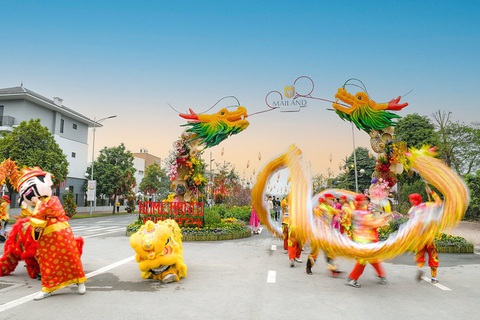 Triệu hương hoa, bùng sắc Tết tại đường hoa Home Hanoi Xuan 2024- Ảnh 2. Cổng chào được tạo hình với linh vật rồng bằng vật liệu tự nhiên - Ảnh: CHÍ LINH