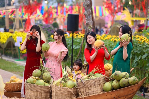 Triệu hương hoa, bùng sắc Tết tại đường hoa Home Hanoi Xuan 2024- Ảnh 6. Không chỉ là điểm du xuân, bối cảnh đường hoa còn mang ý nghĩa đón Tết 3 miền - Ảnh: CHÍ LINH