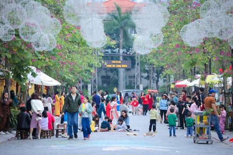 Triệu hương hoa, bùng sắc Tết tại đường hoa Home Hanoi Xuan 2024- Ảnh 9. Phố đi bộ Pont De Long Bien với không gian đa sắc, đa hoạt động và đa trải nghiệm - Ảnh: CHÍ LINH