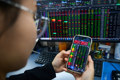 Tiền vào chứng khoán rộn ràng trước nghỉ Tết, VN-Index hướng mốc ‘huyền thoại’ 1.200- Ảnh 1. Nhiều nhà đầu tư có tâm lý "nghỉ Tết sớm" và bán ra để thu tiền về, nhiều người lại tranh thủ cơ hội giải ngân tích lũy - Ảnh: QUANG ĐỊNH