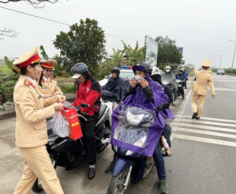 Tưởng 'bị phạt' khi cảnh sát vẫy vào, hóa ra được tặng... quà Tết- Ảnh 2. Thấy lực lượng cảnh sát giao thông vẫy từ xa khiến không ít người nghĩ sẽ bị "phạt" do mắc phải lỗi vi phạm gì đó nhưng xúc động khi được hỏi thăm và tặng quà - Ảnh: K. LINH