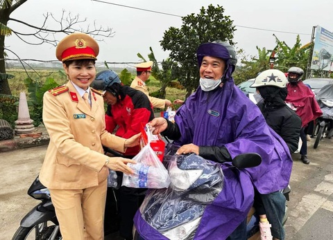 Tưởng 'bị phạt' khi cảnh sát vẫy vào, hóa ra được tặng... quà Tết- Ảnh 1. Người dân vui mừng khi đón nhận những suất quà Tết trên hành trình trở về quê nhà - Ảnh: K. LINH