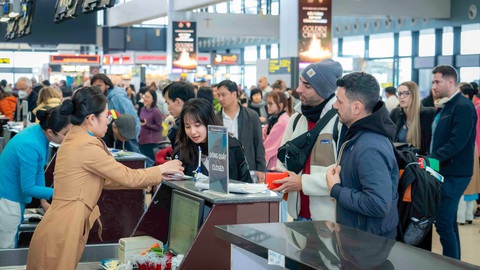 Sân bay Nội Bài đón 105.000 khách ngày cao điểm Tết, vẫn kém dịp hè- Ảnh 1. Hành khách làm thủ tục đi máy bay tại sân bay Nội Bài - Ảnh: NIA
