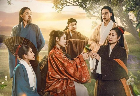 NSND Hồng Vân tự hào khi được vào vai Bà Chiêu Nghi trong Tình sử Thăng Long- Ảnh 1. Trong poster, NSND Hồng Vân xuất hiện nền nã trong cổ phục truyền thống. Cô cho biết rất tự hào khi có thể vào vai Chiêu Nghi Hoàng Hậu.