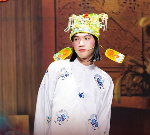 HIEUTHUHAI 'gây bão' với tạo hình Táo Quân trong Sóng 24- Ảnh 1. Nam rapper diện áo dài, đội tóc giả khiến netizen không khỏi thích thú