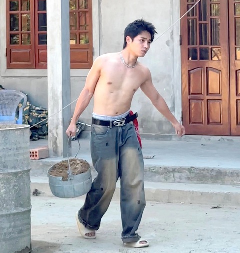 Tăng Duy Tân trong mắt người dân quê nhà: Nổi tiếng vẫn cởi áo phụ hồ xây nhà cho cha mẹ- Ảnh 5. Những ngày về quê, Tân trở về với hình ảnh bình dị nhất và sẵn sàng cởi áo xúc cát phụ hồ xây nhà cùng thợ - Ảnh: THANH NHÀN