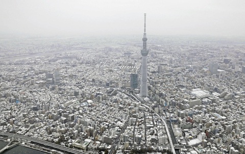 Tuyết rơi dày khiến hơn 100 người nhập viện ở Tokyo, Nhật Bản- Ảnh 1. Ảnh chụp từ trực thăng của Hãng tin Kyodo vào sáng 6-2 cho thấy tuyết rơi ở Tokyo, Nhật Bản - Ảnh: KYODO