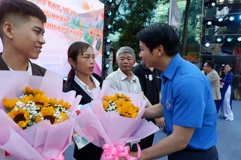 Đoàn thanh niên đồng hành với gần 5.000 người Bi thư thường trực Trung ương Đoàn Nguyễn Ngọc Lương trao vé máy bay, vé xe và hoa đến những công nhân xa quê được tham dự chương "Mang Tết về nhà" năm 2024 - Ảnh: K.ANH