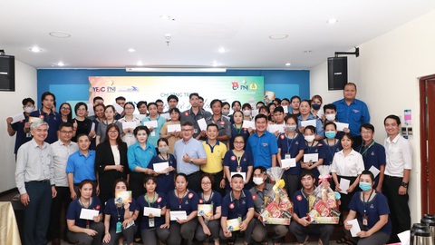 Đoàn thanh niên đồng hành với gần 5.000 người Công nhân khó khăn nhận vé tàu và quà Tết về quê sum họp - Ảnh: K.ANH