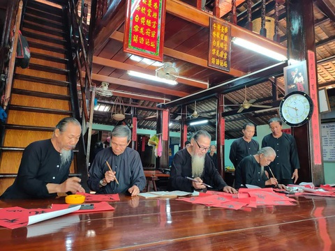 Đến đảo Long Sơn xin chữ, gói bánh tét đón Tết Giáp Thìn- Ảnh 2. Ông đồ viết câu đối Tết