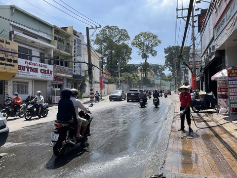 Chống ngập đường Võ Văn Ngân: Công ty Anh Vinh kiện chủ đầu tư yêu cầu bồi thường hơn 6,5 tỉ đồng- Ảnh 1. Sau khi chấm dứt hợp đồng với Công ty Anh Vinh, chủ đầu tư đã đấu thầu chọn nhà thầu mới để thi công tiếp dự án - Ảnh: CHÂU TUẤN