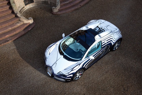 Bugatti tạo ra xe sứ duy nhất thế giới giá 43 tỉ đồng- Ảnh 2. Được giới thiệu năm 2011, Bugatti L'Or Blanc lấy theo từ tiếng Pháp có nghĩa là "vàng trắng", ám chỉ vật liệu sứ độc đáo của xe. Thực tế, đây là một chiếc Veyron Grand Sport - chiếc xe mui trần nhanh nhất thế giới khi mới ra mắt