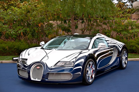 Bugatti tạo ra xe sứ duy nhất thế giới giá 43 tỉ đồng- Ảnh 6. Để đảm bảo độ chính xác, họ phải dán loại băng dính siêu mỏng đặc biệt của Nhật Bản, có thể xé ra rất dễ dàng dù bình thường cực kỳ dính, để đánh dấu. Khi được kéo căng, các dải băng được xếp thành các đoạn dài 5m trên toàn bộ thân xe. Sau đó, họ đặt các lớp băng chỉnh sửa lên trên. Cứ làm như vậy cho đến khi đạt được độ căng và vị trí chính xác nhất. Ngay cả những khiếm khuyết nhỏ nhất cũng phải được sửa chữa một cách tỉ mỉ