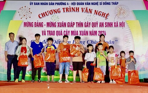 Thành phố Cao Lãnh tưng bừng đón Tết Giáp Thìn- Ảnh 6. UBND phường 4 trao quà Tết cho gia đình chính sách và trẻ em có hoàn cảnh khó khăn - Ảnh: ĐẶNG TUYẾT
