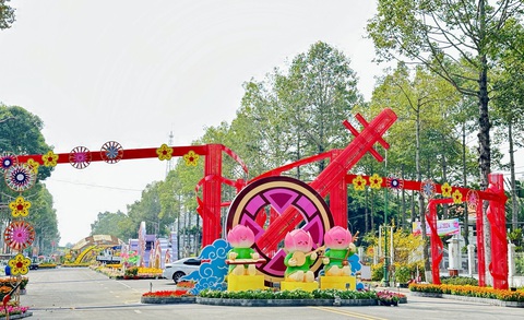 Thành phố Cao Lãnh tưng bừng đón Tết Giáp Thìn- Ảnh 3. Đường hoa Xuân thành phố Cao Lãnh gồm hai chương, trong đó thể hiện Bản sắc Sen Hồng với những đặc trưng về văn hoá và con người Đồng Tháp - Ảnh: ĐẶNG TUYẾT
