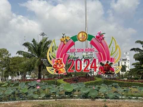 Thành phố Cao Lãnh tưng bừng đón Tết Giáp Thìn- Ảnh 4. Chính quyền kiến tạo, công dân số - Kinh tế tuần hoàn, tăng trưởng xanh là Slogan năm 2024 của Đất sen hồng- Ảnh: Đặng Tuyết