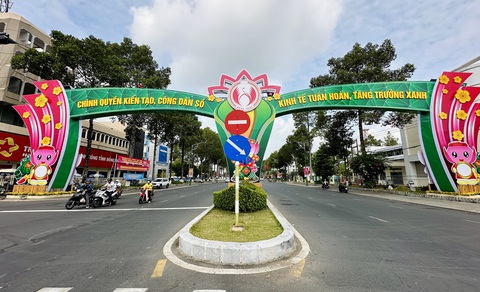 Thành phố Cao Lãnh tưng bừng đón Tết Giáp Thìn- Ảnh 5. Chính quyền kiến tạo, công dân số - Kinh tế tuần hoàn, tăng trưởng xanh là Slogan năm 2024 của Đất sen hồng- Ảnh: Đặng Tuyết