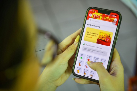 Sắm Tết tiết kiệm bằng cách tận dụng ưu đãi từ các ứng dụng- Ảnh 1. Sắm Tết tiết kiệm nhờ các ưu đãi trên ứng dụng - Ảnh: QUANG ĐỊNH