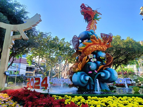 Cá chép hóa rồng ở Nha Trang 'hồi sinh' sau vụ cháy- Ảnh 1. Mô hình cá chép hóa rồng được đặt lại đài phun nước sau vụ cháy hôm 30-1 - Ảnh: MINH CHIẾN