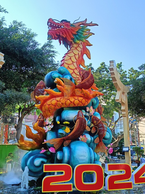 Cá chép hóa rồng ở Nha Trang 'hồi sinh' sau vụ cháy- Ảnh 3. Cá chép hóa rồng ở Nha Trang 'hồi sinh' sau vụ cháy- Ảnh 3.