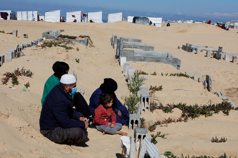 Những người Palestine di tản trú ẩn trong một nghĩa trang ở Rafah, phía nam Dải Gaza, ngày 5-2, giữa cảnh xung đột đang diễn ra giữa Israel và Hamas - Ảnh: REUTERS Những người Palestine di tản trú ẩn trong một nghĩa trang ở Rafah, phía nam Dải Gaza, ngày 5-2, giữa cảnh xung đột đang diễn ra giữa Israel và Hamas - Ảnh: REUTERS